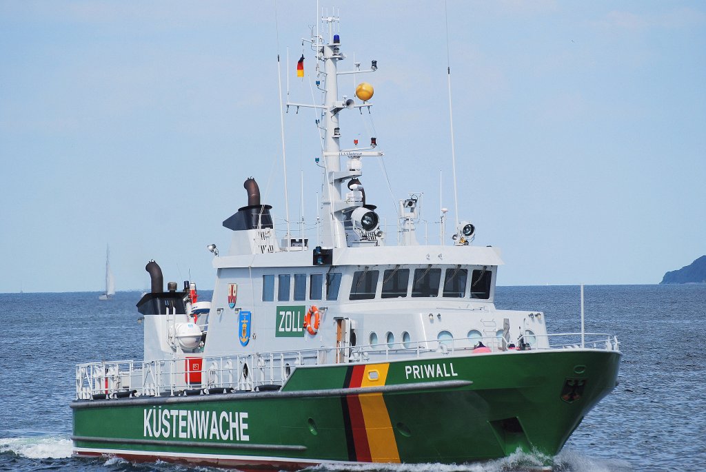 Das Zollboot Priwall IMO-Nummer:9015943 Flagge:Deutschland Lnge:29.0m Breite:6.0m beim einlaufen in Travemnde am 18.07.10