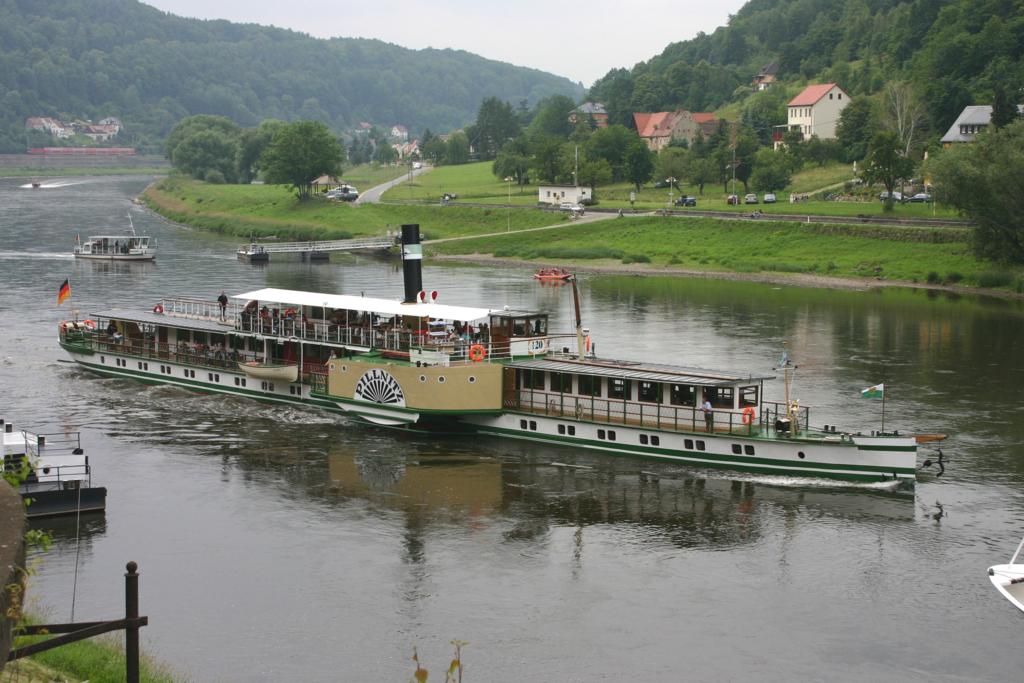 Das zur Dresdner Flotte zhlende Dampfschiff Pillnitz hat gerade gestoppt
und beginnt das Anlegemanver in Knigstein.
2.6.2007