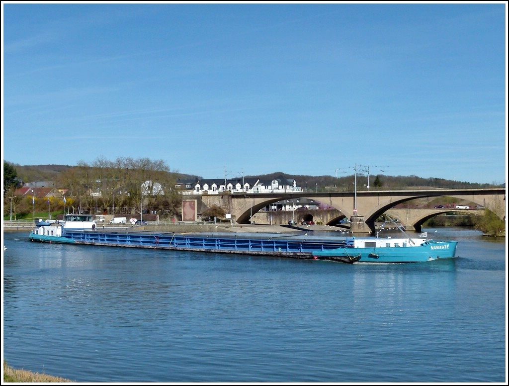 DasFrachtschiff  NAMAST  fhrt an der Sauerbrcke auf der Mosel Flussabwrts in Richtung Deutschland. 01.04.2012