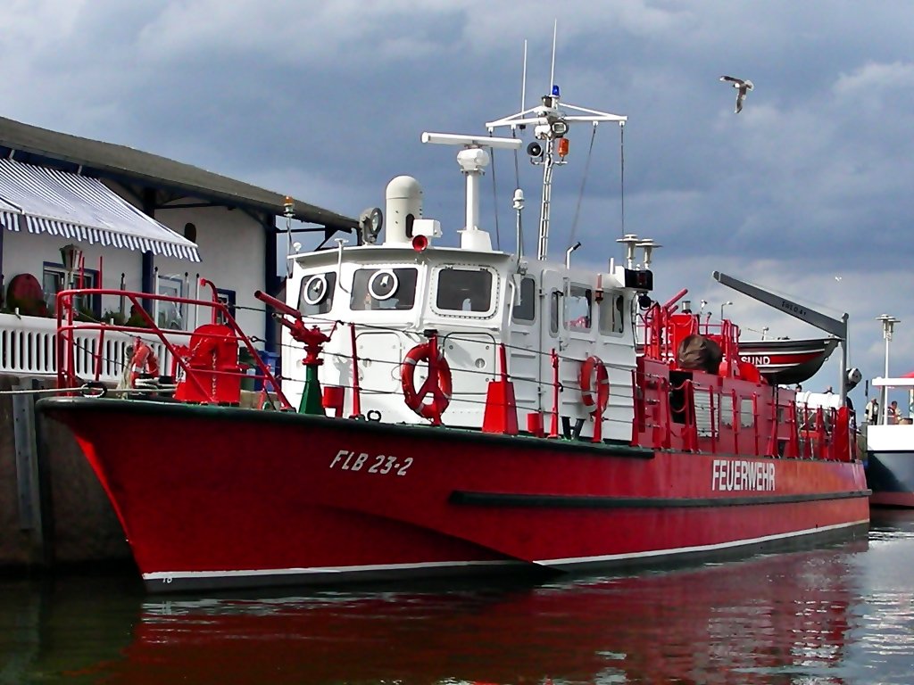 DDR-Feuerlschboot der Berufsfeuerwehr Stralsund im Stralsunder Hafen am 16.07.08