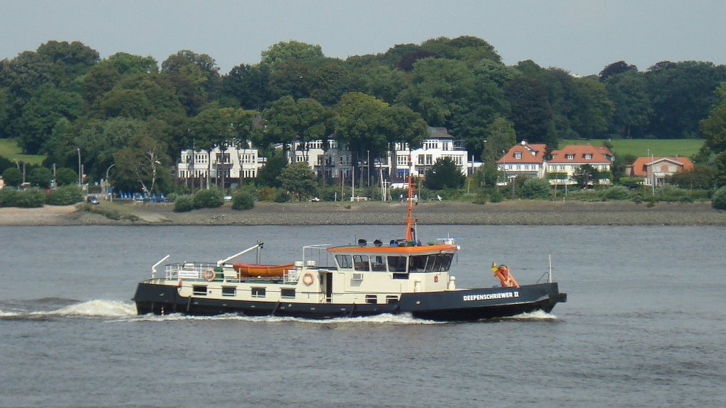 DEEPENSCHRIEWER II am 14.8.2007, Hamburg, Elbe vor Finkenwerder /

Mess- und Peilschiff der HPA / La 27,5 m, B 8,6 m, Tg 1,35 m / 2 Diesel ges. 294 kW, 400 PS, 2 VSP, Freifahrt 7 kn, Messfahrt 4 kn / 1970 bei Menzer, HH-Bergedorf /
Aufgabe: Hydrographische Vermessung der Hafengewsser des Hamburger Hafens mittels eines
Flchenlotsystems. berwachung der Solltiefen sowie der Topographie der Gewssersohle hinsichtlich morphologischer Vernderungen.
