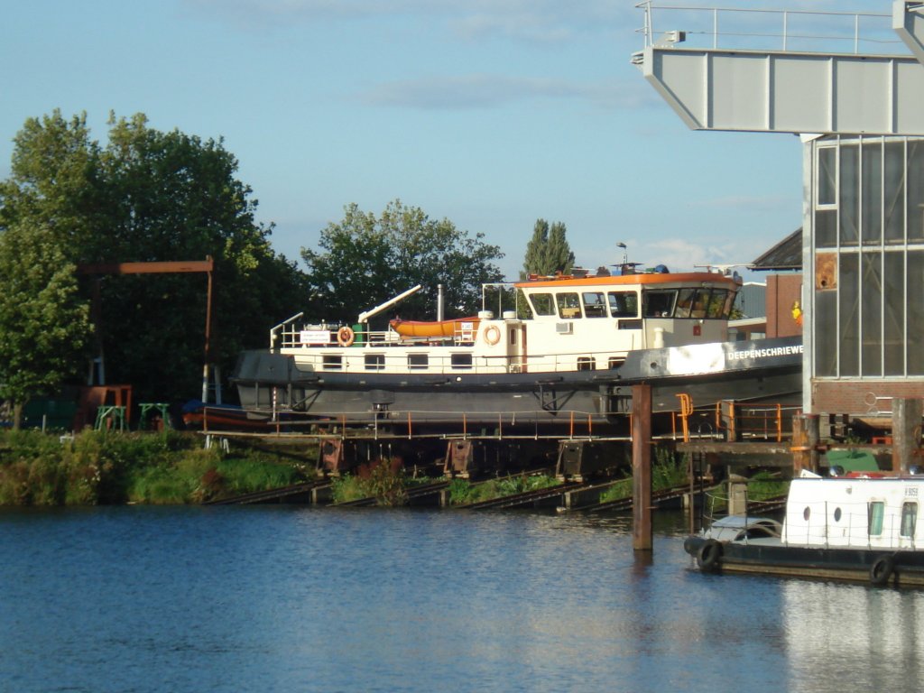 DEEPENSCHRIEWER II am 4.9.2009, Hamburg, auf der HPA-Werft, HH-Harburg /

Mess- und Peilschiff der HPA / La 27,5 m, B 8,6 m, Tg 1,35 m / 2 Diesel ges. 294 kW, 400 PS, 2 VSP, Freifahrt 7 kn, Messfahrt 4 kn / 1970 bei Menzer, HH-Bergedorf /
Aufgabe: Hydrographische Vermessung der Hafengewsser des Hamburger Hafens mittels eines Flchenlotsystems. berwachung der Solltiefen sowie der Topographie der Gewssersohle hinsichtlich morphologischer Vernderungen.