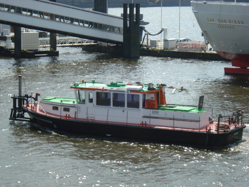 DEEPENSCHRIEWER III (H 3511) am 24.7.2009, Hamburg, Elbe hinter der berseebrcke /

Mess- und Peilschiff der HPA / La 17,2 m, B 4,9 m, Tg 1,40 m / 1 Diesel 148 kW, 200 PS, 1 Propeller, Beckerruder, Bugstrahlruder, Freifahrt 8 kn, Messfahrt 4 kn / 1988 bei Buschmann, HH-Wilhelmsburg /
Aufgabe: Hydrographische Vermessung der Hafengewsser des Hamburger Hafens mit einem Flachwasser-Fcherecholotsystem als flchenpeilendes Schiff. berwachung der Solltiefen sowie der Topographie der Gewssersohle hinsichtlich morphologischer Vernderungen.
