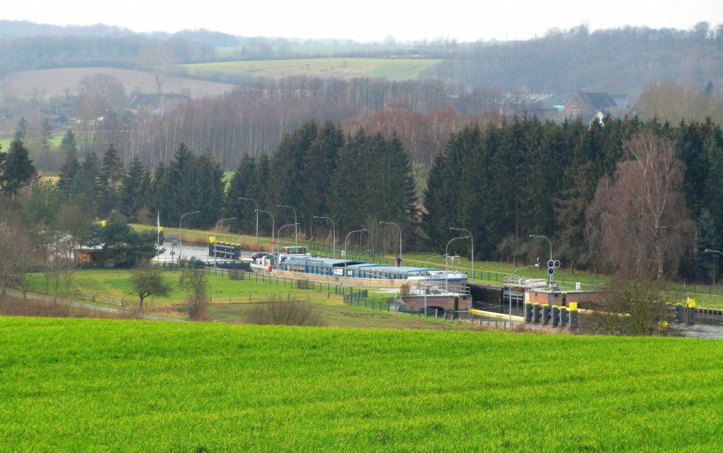 Den besten Blick zu ELK Schleuse Behlendorf hat man ber die Felder von der Landstrae nach Lankau.Aus der Schleuse luft das GMS Vorwrts aus in Richtung Lbeck zur nchsten Schleuse in Berkenthin.
Aufgenommen 28.12.2011