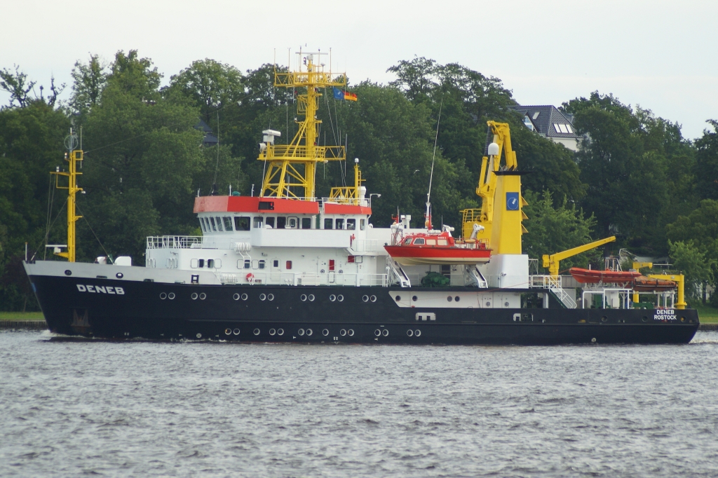 DENEB ein Vermessungs-, Wracksuch- und Forschungsschiff des Bundesamtes fr Seeschifffahrt und Hydrographie auslaufend aus dem Stadthafen Rostock am 21.07.2011