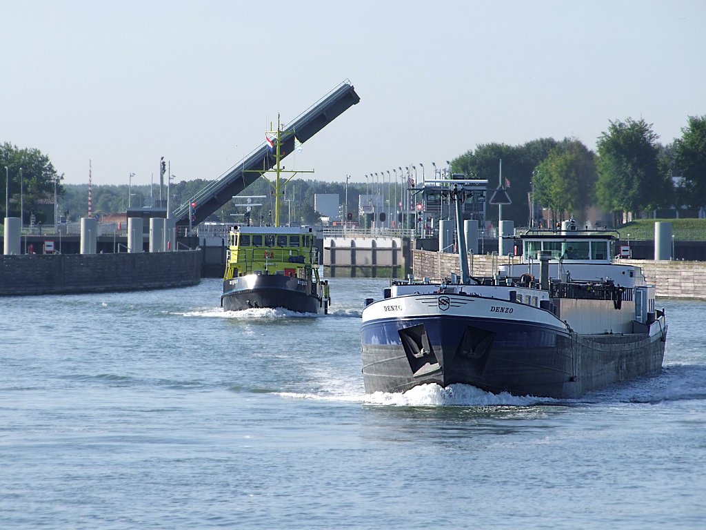 DENZO(EuropaNr.:02007370;L=85;B=8,5mtr;Tonnage 1518t;Baujahr1974)schleuse-terneuzen)hat soeben den Zeekanaal Gent-Terneuzen verlassen;100901
