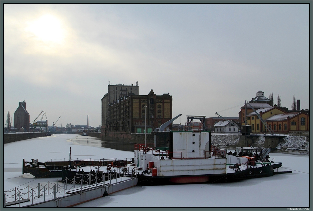 Der 1898 gebaute Taucherschacht II im Handelshafen von Magdeburg. Bis zu einer Wassertiefe von 3 m konnten mit dem antriebslosen Schiff Arbeiten am Grund von Flssen durchgefhrt werden. Der abgesenkte Schacht wurde dazu mittels Druckluft von Wasser befreit. (20.01.2013)