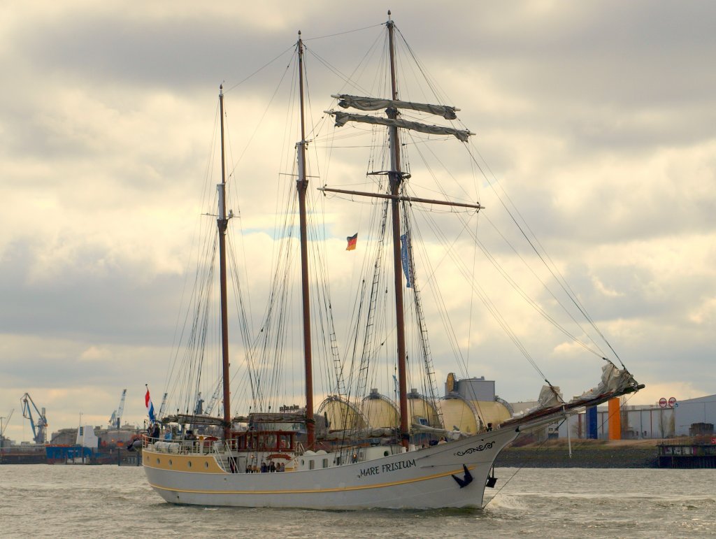 Der 1916 gebaute Dreimast Toppsegelschoner Mare Frisium verlt am 21.03.2010 den Hamburger Hafen