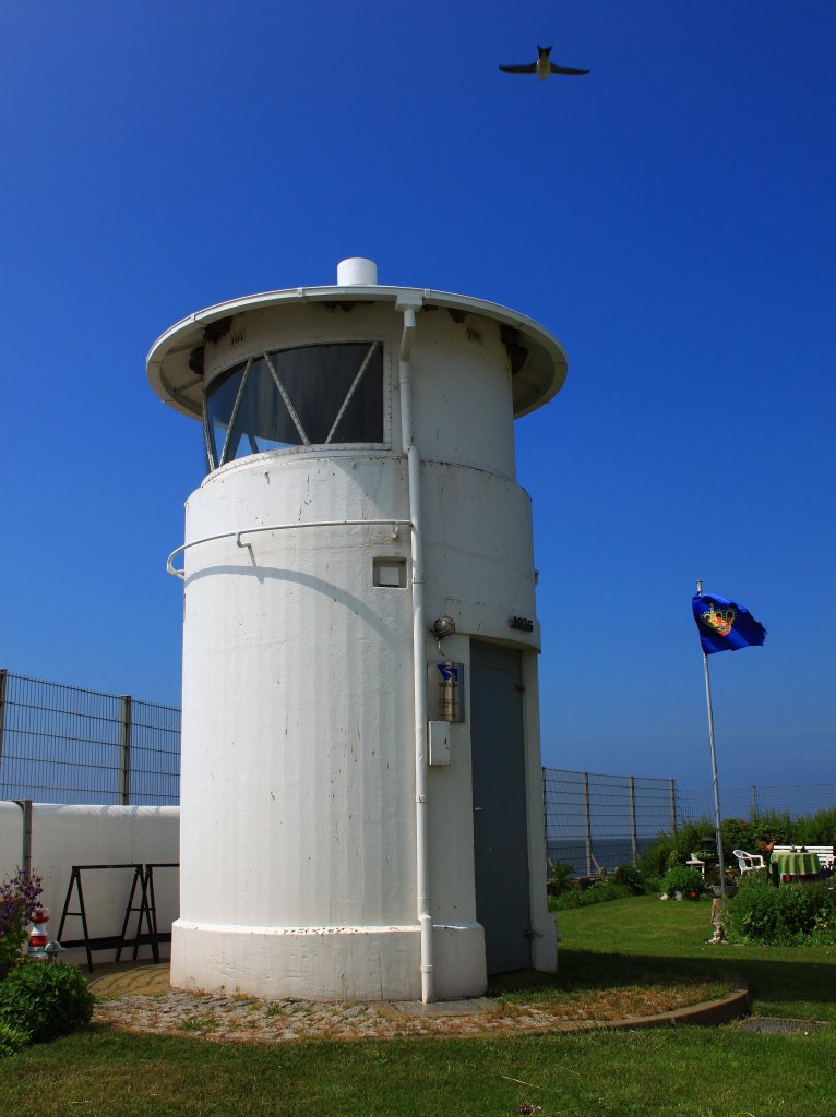 Der 1934 erbaute nur 5m hohe Leuchtturm Strukkamphuk auf Fehmarn. Strukkamphuk ist das Unterfeuer der Richtfeuerlinie Strukkamphuk, zusammen mit dem in 3,3 Seemeilen entfernten Leuchtturm Flgge zeigt er nachts den Schiffen den richtigen Weg durch das Fahrwasser des Fehmarnsund.
Aufnahme vom 11.06.2013