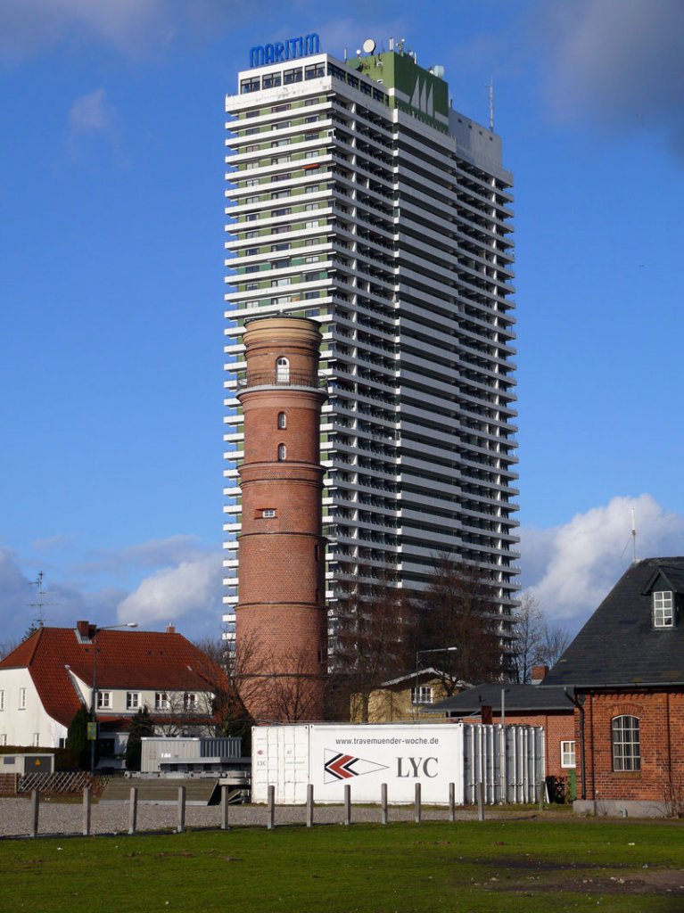 Der 31 m hohe Leuchtturm in Lbeck-Travemnde aus rotem Backstein wurde 1539 erbaut und im Jahr 1827 klassizistisch berformt. Damit ist er das lteste Seezeichen und der lteste Leuchtturm an der Lbecker Bucht und der deutschen Ostseekste. Dieser dienstlteste Leuchtturm Deutschlands stellte 1972 den Betrieb ein, weil die Sicht durch das 119 m hohe Neubau-Hochhaus des Maritim-Hotels verdeckt wurde; 03.03.2010