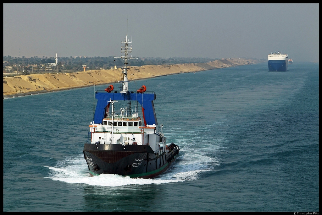 Der gyptische Schlepper  Ezzat Adel  auf der Fahrt durch den Suez-Kanal Richtung Sden. (22.11.2012)