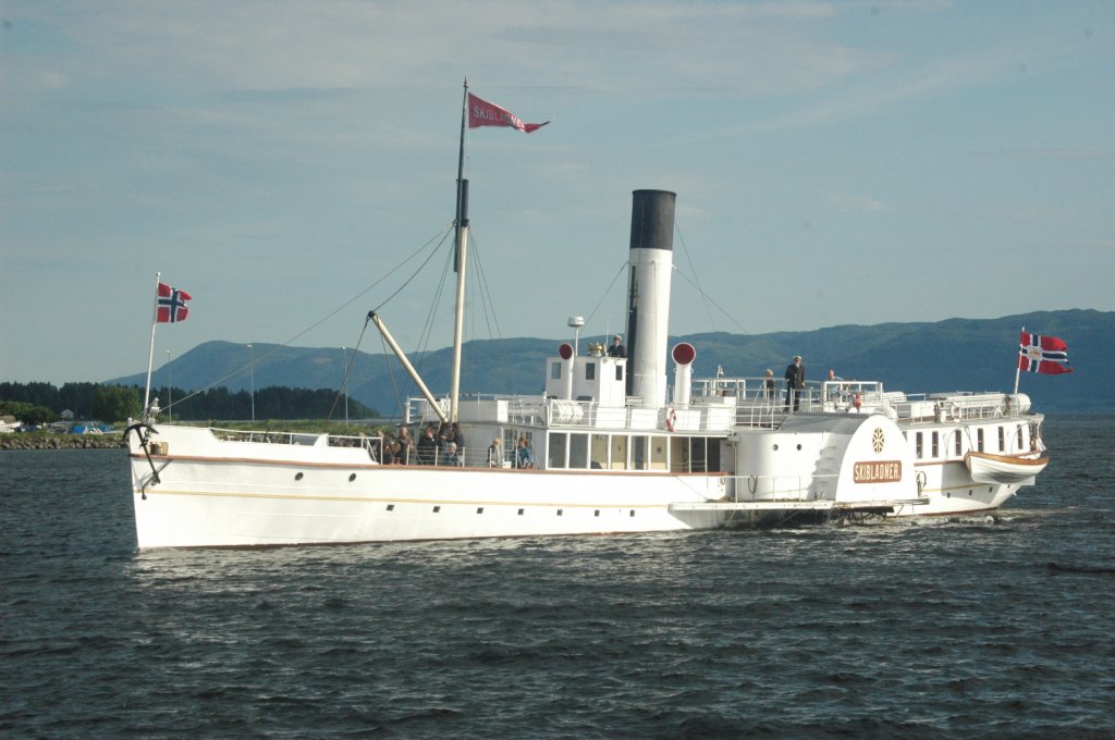 Der lteste Raddampfer der Welt ,,Skibladner‘‘. Dieser Raddampfer wurde in Motala in Schweden gebaut und mit Schiff und Eisenbahn nach Minnesund transportiert, wo er zusammengesetzt wurde. Die Jungfernfahrt fand am 2. August 1856 statt. Das Schiff verkehrt wie frher zwischen den Orten auf beiden Seiten des Mjsa-Sees. Im Jahr 2011 am 28.06. wurde er von mir beim An- und Ablegen in Hamar/Norwegen beobachtet.