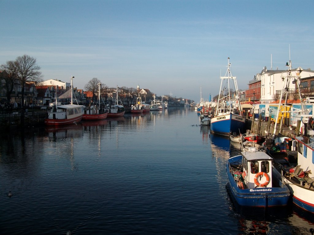 Der Alte Strom in Warnemnde am 29.Januar 2011.Hafen von vielen Fischkuttern und Ausflugsschiffen. 