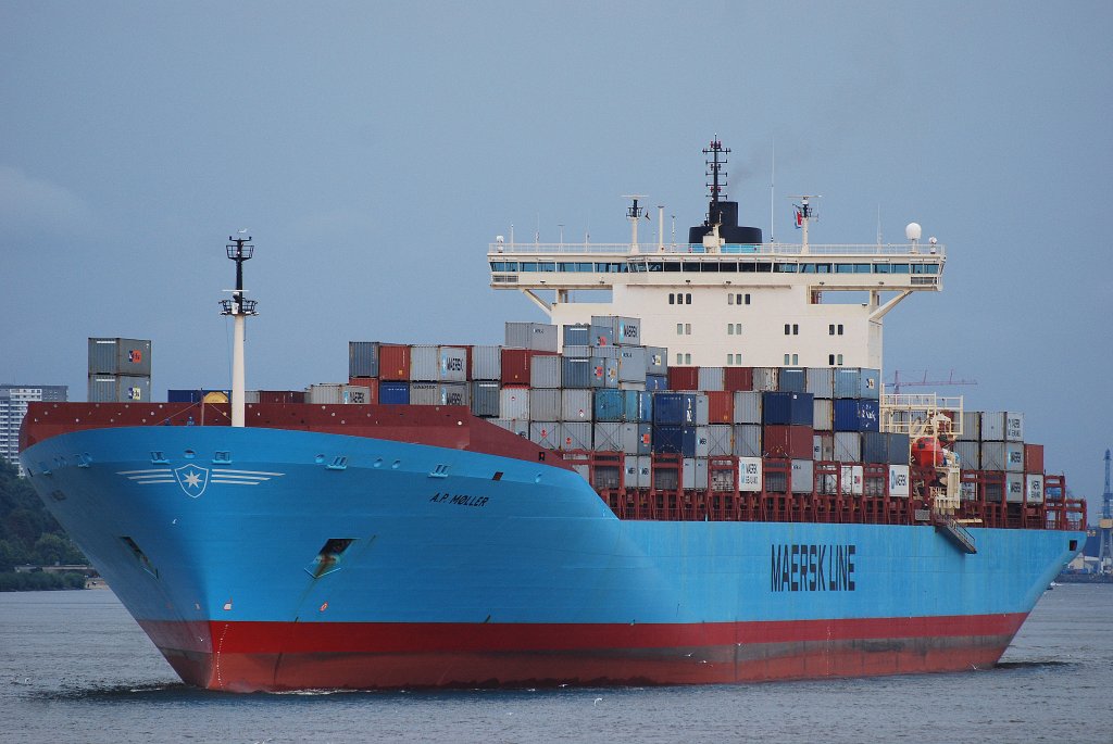 Der aus Hamburg auslaufende Containerriese A.P.Moeller IMO-Nummer:9214898 Flagge:Dnemark Lnge:347.0m Breite:40.0m Baujahr:2000 Bauwerft:Odense Steel Shipyard,Odense Dnemark am 14.08.10 vor dem Rschpark Finkenwerder.  