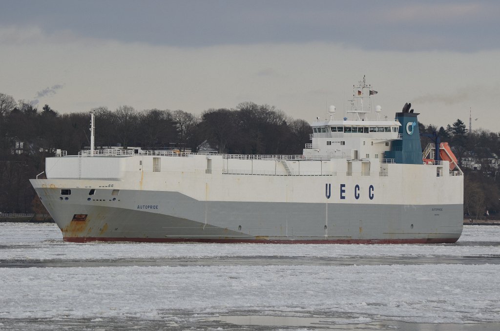 Der Autotransporter Autopride IMO-Nummer:9131955 Flagge:Portugal Lnge:125.0m Breite:18.0m Baujahr:1997 Bauwerft:Frisian Shipbuilding Welgelegen,Harlingen Niederlande auslaufend aus Hamburg aufgenommen am 04.02.12