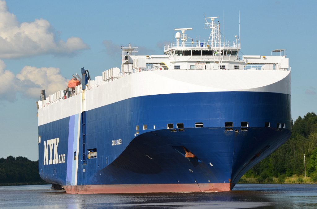 Der Autotransporter Coral Leader IMO-Nummer:9318486 Flagge:Bahamas Lnge:176.0m Breite:31.0m Baujahr:2006 Bauwerft:Uljanik Shipyard,Pula Kroatien aufgenommen am 12.08.12 im Nord-Ostsee-Kanal bei Grnental.