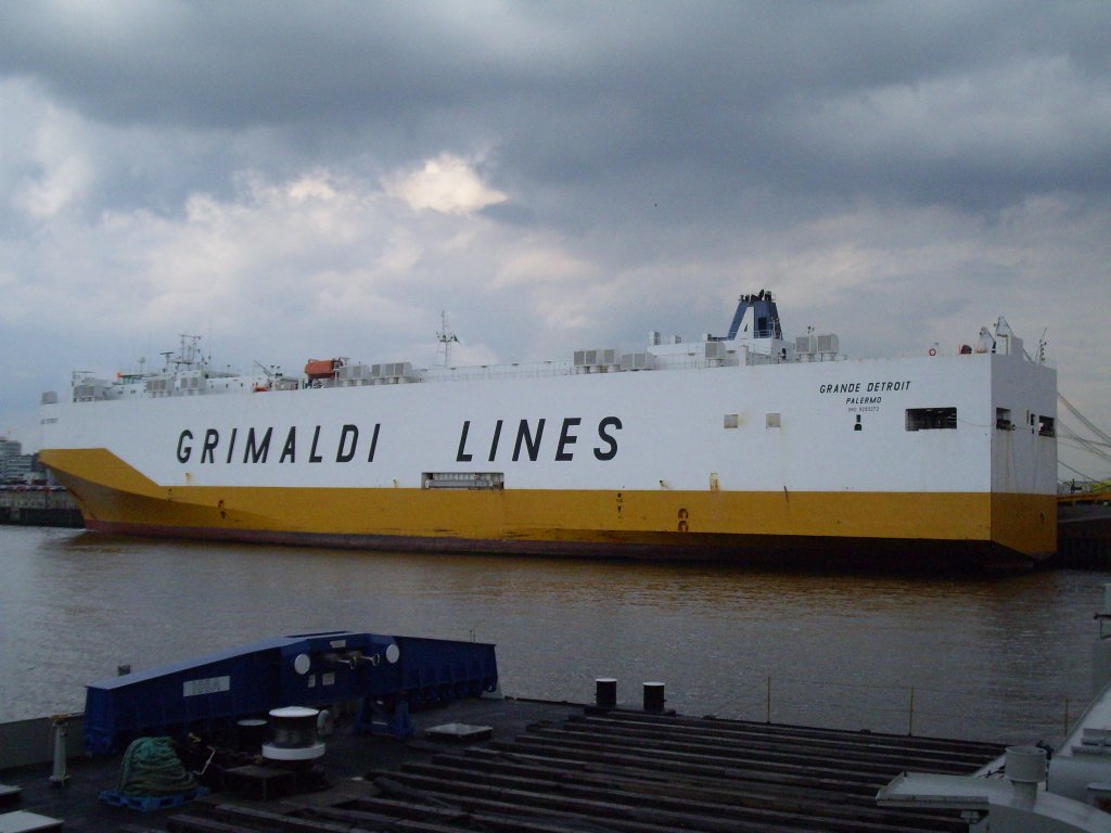 Der Autotransporter GRANDE DETROIT. Das Schiff ist 176 Meter lang bei einer Zuladung von 12.353 TDW. Aufgenommen im Hamburger Hafen am 17.08.2010.