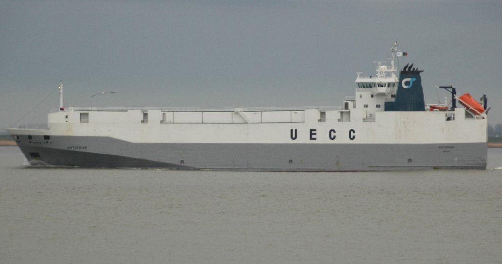 Der Autotransporter UECC Autopride (IMO: 9131955) auf dem Weg nach Hamburg bei Brunsbttel am 3.4.2011 fotografiert. Er trgt die Flagge von Portugal mit Heimathafen Lissabon. Er fasst 1220 Autos und ist 126,90m lang, 18,80m breit und hat einen Tiefgang von 6,20m. Es wurde 1997 in den Dienst gestellt.