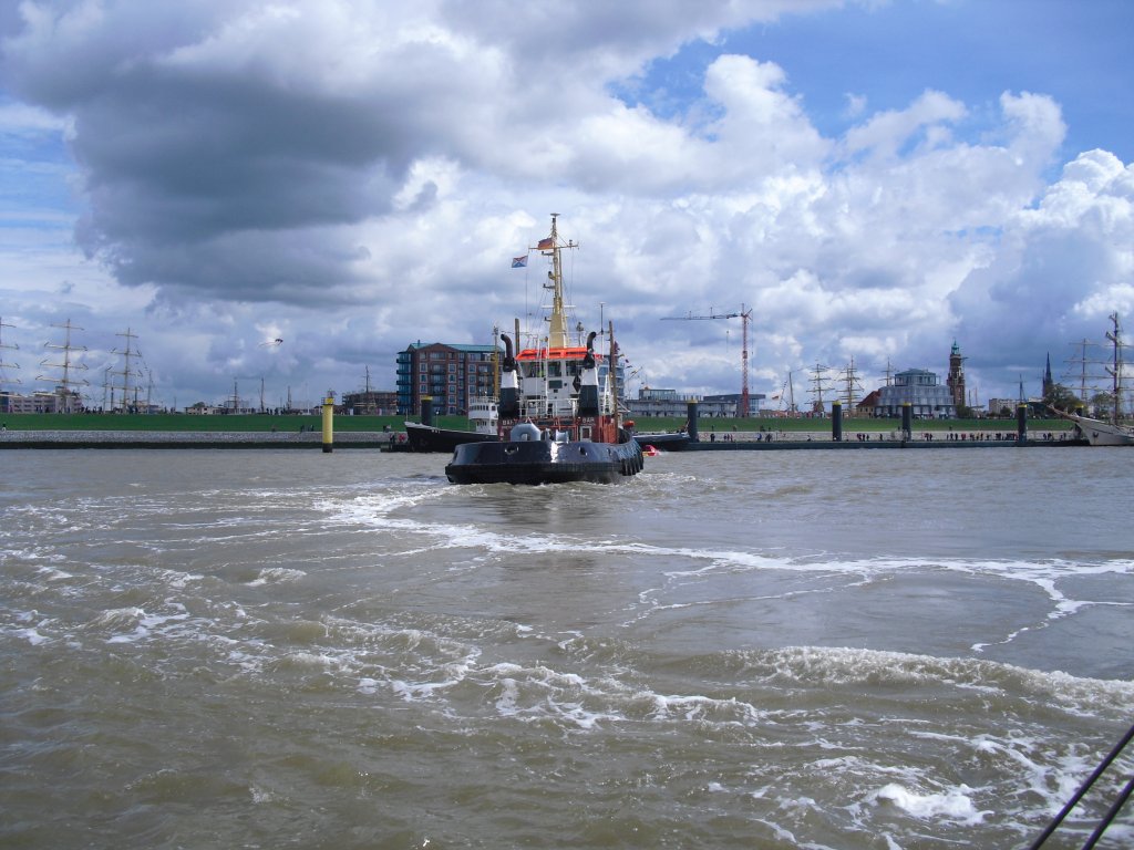 Der  Br  tanzt sein Schlepperballett. Bremerhaven, 29.08.2010.
Wir waren an Bord der Swaensborgh und kamen ohne Schlepperhilfe nicht von der Pier (gute 5 Bft genau von Backbord). Auch ein Erlebnis!