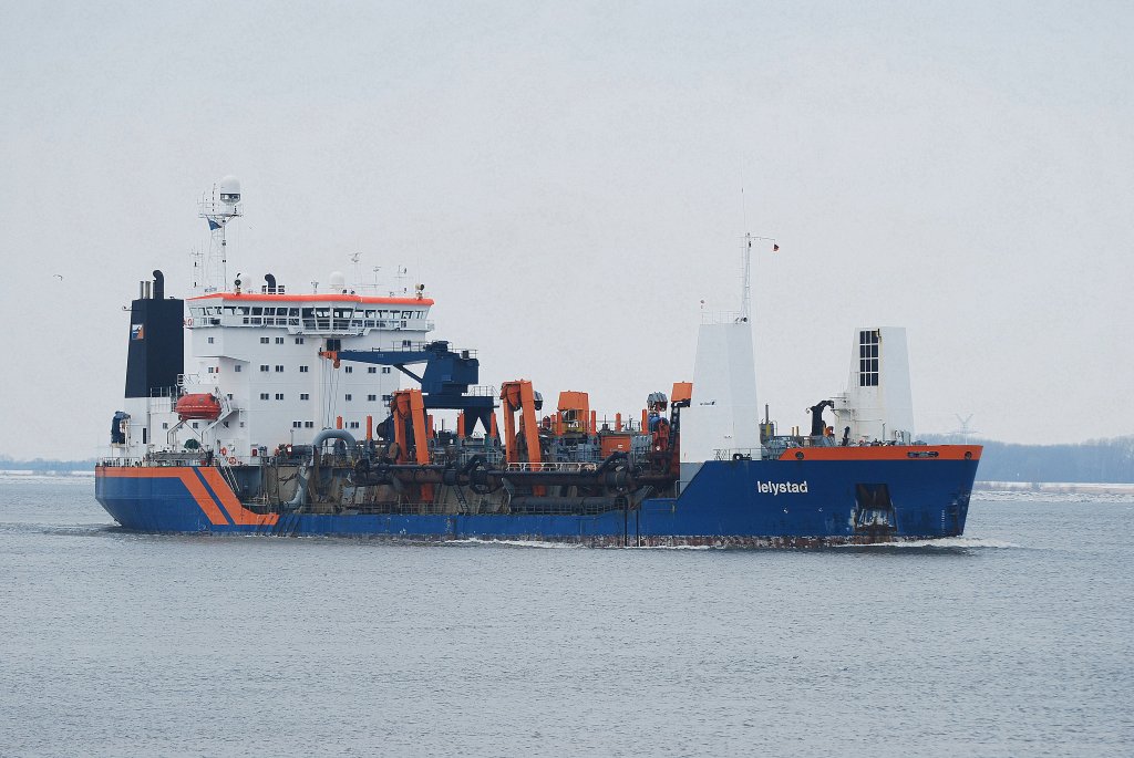 Der Bagger Lelystad IMO-Nummer:8507391 Flagge:Niederland Lnge:130.0m Breite:28.0m beim einlaufen in Richtung Hamburger Hafen aufgenommen am 20.02.10 am Fhranleger Lhe.