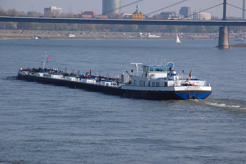 Der belgische Tanker Ventrans aus Antwerpen ist hier gerade rheinaufwrts unterwegs und erreicht bald die Theodor-Heuss-Brcke in Dsseldorf an diesem Karfreitag den 6.4.2012