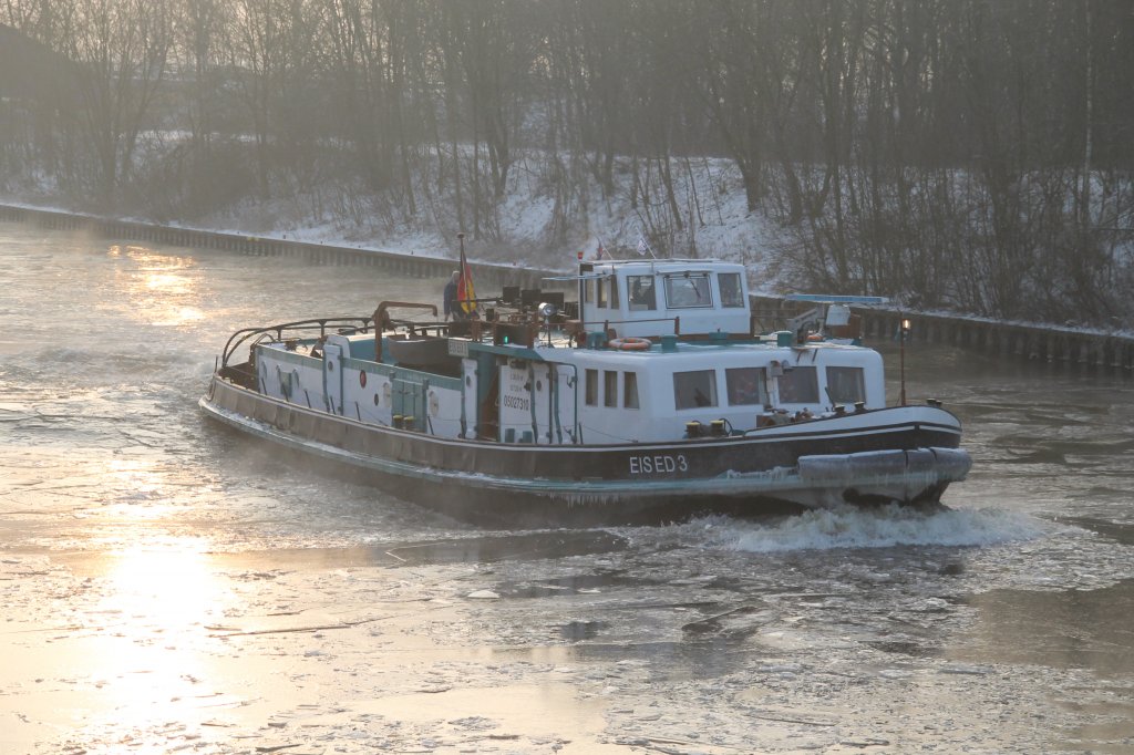 Der Berliner Eisbrecher EISED3 auf dem MLK kurz vor Rhen beim Eisaufbruch im Jan.2013.