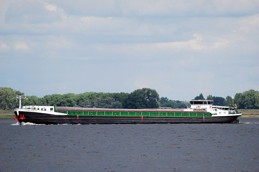 Der Binnenfrachter Nordland VII auf der Elbe vor Lhe am 21.08.10