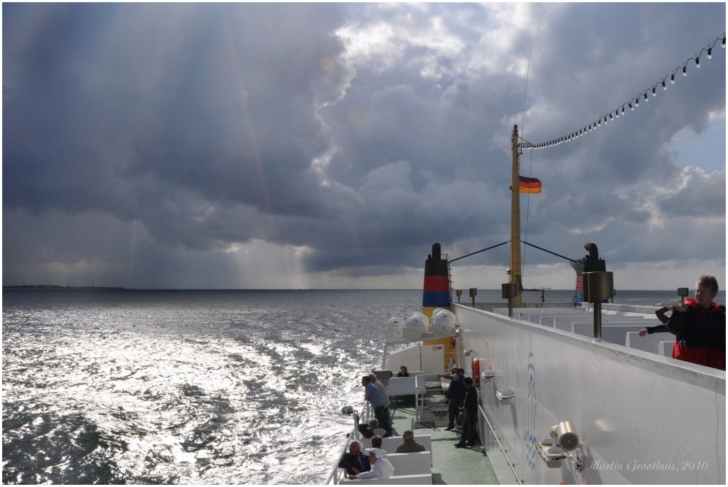 Der Blick zurck von dem Seebderschiff  MS Helgoland  im Juli 2009 auf die Insel Helgoland.