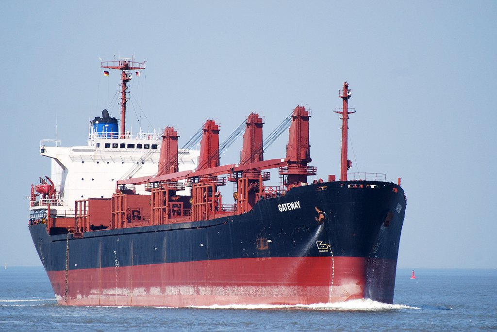 Der Bulker Gateway IMO-Nummer:8213847 Flagge:Liberia Lnge:176.0m Breite:28.0m Baujahr:1984 Bauwerft:Tohoku Shipbuilding,Shiogama Japan passiert die Alte Liebe in Cuxhaven am 24.04.11 