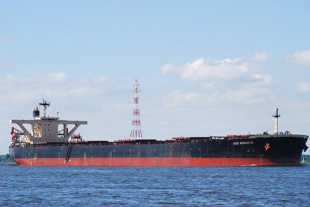 Der Bulker NSS Bonanza IMO-Nummer:9146728 Flagge:Panama Lnge:289.0m Breite:47.0m Baujahr:Koyo Dockyard,Mihara Japan am 26.06.10 vor Lhe.