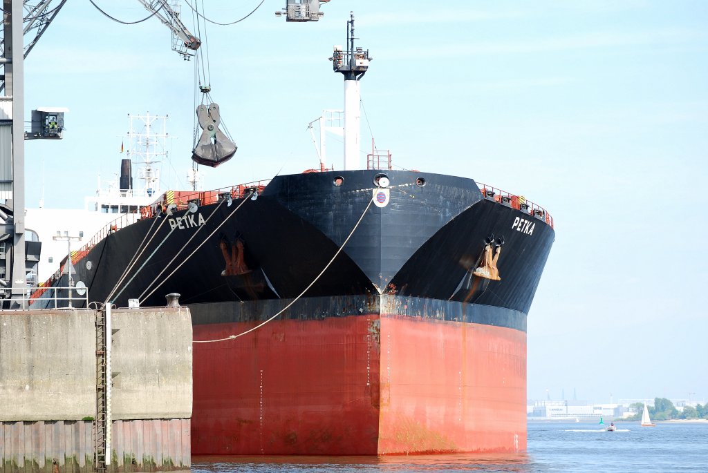 Der Bulker Petka IMO-Nummer:9082879 Flagge:Kroatien Lnge:225.0m Breite:32.0m Baujahr:1994 Bauwerft:Burmeister&Wain,Allerod Dnemark festgemacht am Heizkraftwerk in Wedel am 05.06.10   