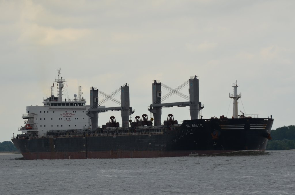 Der Bulker VIL Baltic IMO-Nummer:9492402 Flagge:Liberia Lnge:189.0m Breite:32.0m Baujahr:2010 Bauwerft:Qingshan Shipyard,Wuhan China vor Schulau Wedel am 20.06.12