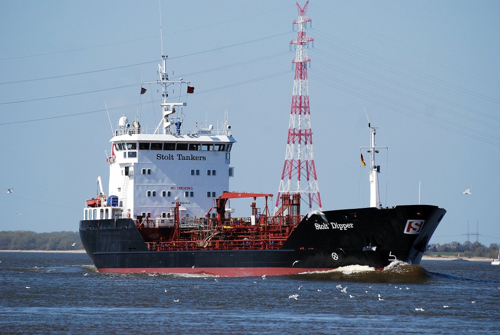 Der Chemikalientanker Stolt Dipper IMO-Nummer:8920531 Flagge:Kaimaninseln Lnge:96.0m Breite:15.0m Baujahr:1992 Bauwerft:Aarhus Flydedok,Aarhus Dnemark nach Hamburg einlaufend bei Lhe am 17.04.10