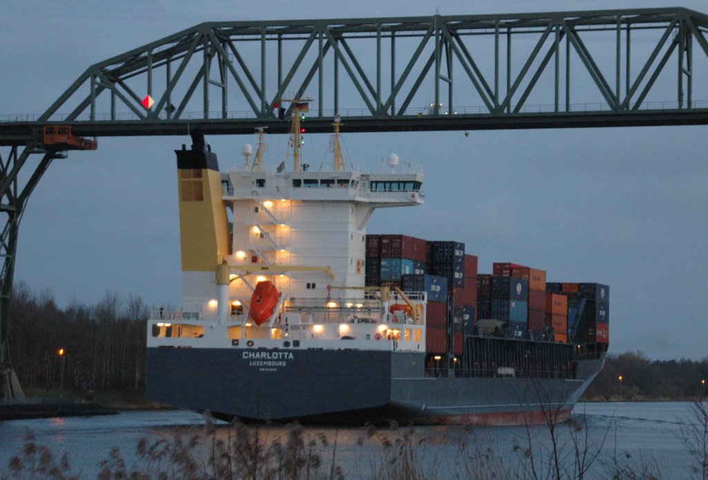 Der Containerfrachter Charlotta (IMO: 9432232), Heimathafen Luxemburg, fhrt auf dem NOK Richtung Brunsbttel. Gesehen bei Hochdonn am 07.04.2011.Er hat eine Lnge von 168,10 m, eine Breite von 26,80 m, einen Tiefgang von 9,60 m, kann bis zu 1425 Container laden. Seit 2009 im Dienst.

