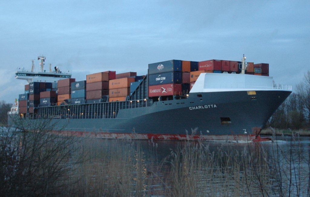 Der Containerfrachter  Charlotta (IMO: 9432232), Heimathafen Luxemburg, fhrt auf dem NOK Richtung Brunsbttel. Gesehen bei Hochdonn am 07.04.2011.Er hat eine Lnge von 168,10 m, eine Breite von 26,80 m, einen Tiefgang von 9,60 m, kann bis zu  1425 Container laden. Seit 2009 im Dienst.