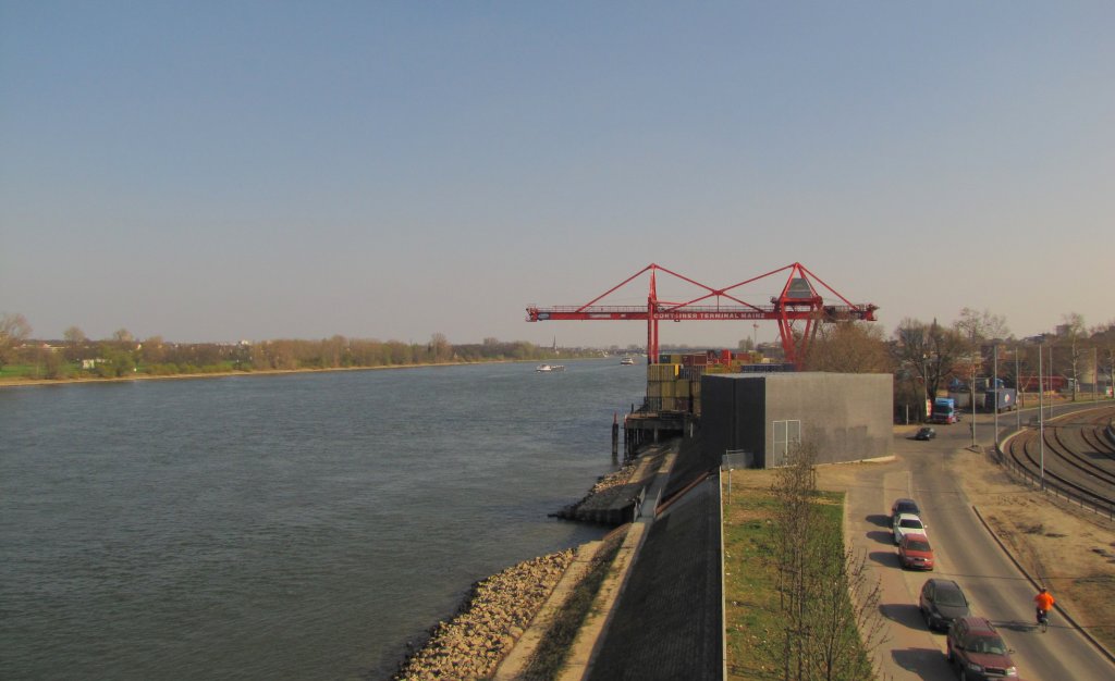 Der Containerhafen am Rhein in Mainz; 28.03.2011