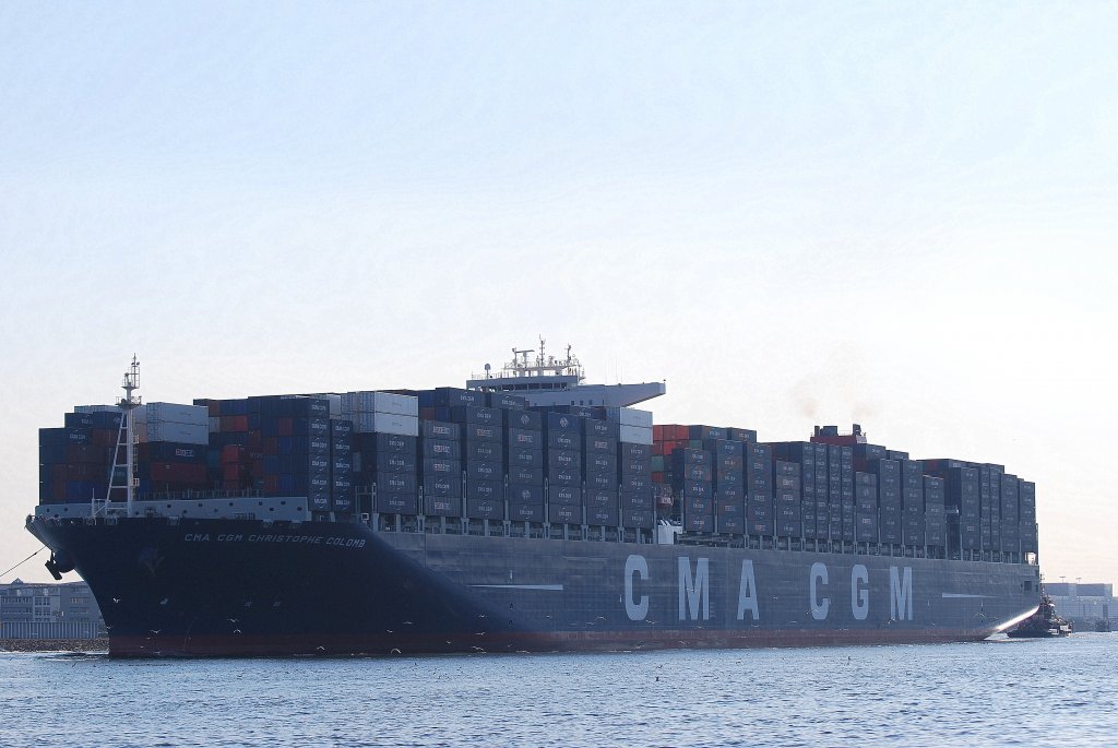 Der Containerriese CMA CGM Christophe Colomb IMO-Nummer:9453559 	Flagge:Frankreich Lnge:365.0m Breite:52.0m Baujahr:2009 Bauwerft:Daewoo Shipbuilding&Marine Engineering,Geoje Sdkorea am 13.07.10 einlaufend in Hamburg vor Teufelsbrck.