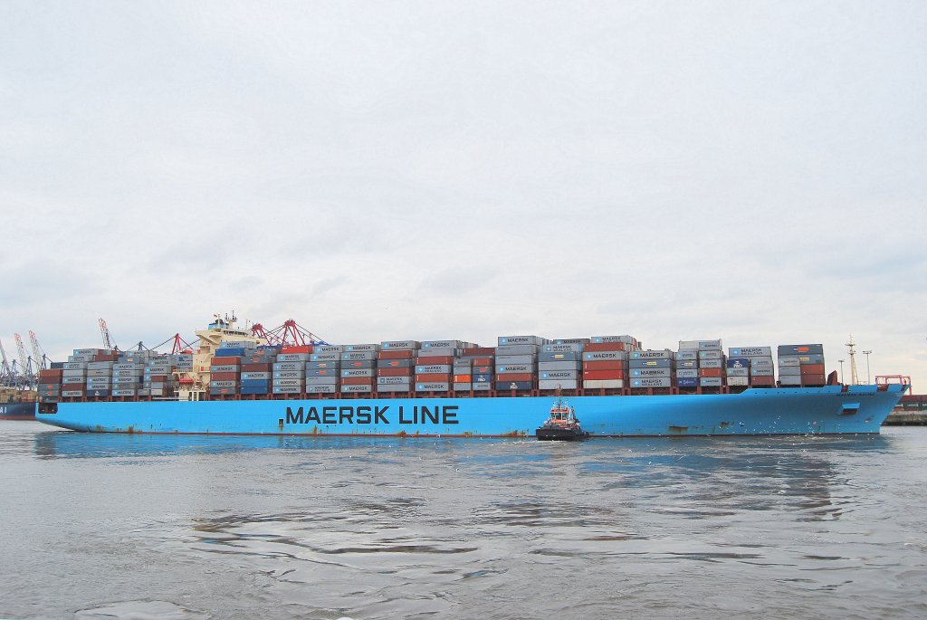 Der Containerriese Maersk Salina IMO-Nummer:9352030 Flagge:Niederlande Lnge:334.0m Breite:43.0m im Hamburger Hafen am 12.12.09