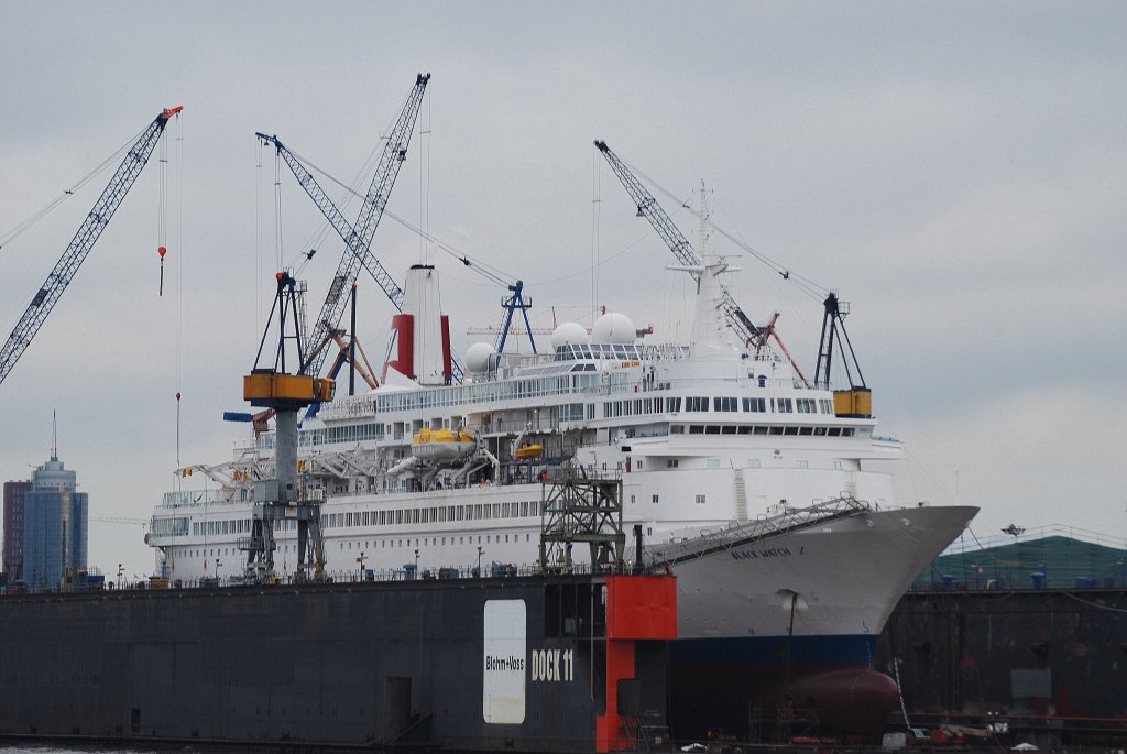 Der Cruise Liner Black Watch IMO-Nummer:7108930 Flagge:Bahamas Heimathafen:Nassau Lnge:205.0m Breite:25.0m Tonnage:28.613BRZ Geschwindigkeit:18 Knoten Besatzung:350 Passagiere:868 Kabinenanzahl:421 Bauwerft:Wrtsil,Helsinki Finnland Indienststellung:1972,Umbau 1996 im Dock 11 von Blohm und Voss am 12.12.09