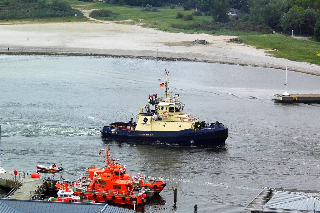 Der dnische Schlepper  SVITZER NERTHUS , IMO 9533048, hngt am Heck der in Travemnde
einlaufenden Costa Voyager...
Aufgenommen: 09.06.2013