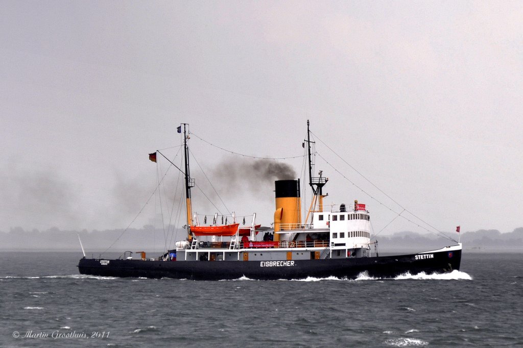 Der Dampfeisbrecher  Stettin  am 23.06.2011 bei Regen und Nebel auf der Kieler Woche.
Museumsschiff, L. 51,79, B: 13,43m / Tg: 6,10m / 1 Dreizylinder-Kolbendampfmaschine mit 2200 PS / Speed: 14,2 kn / 1 Propeller Durchmesser 4,2m! / Heimathafen: Hamburg / 1933 in Stettin gebaut