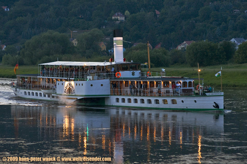 Der Dampfer Dresden kommt im abendlichen Dmmerlicht des 25.05.09 in Hhe Dresden-Laubegast gefahren. Mit Belichtungszeiten von 1/30 sec kommt man gerade noch hin.