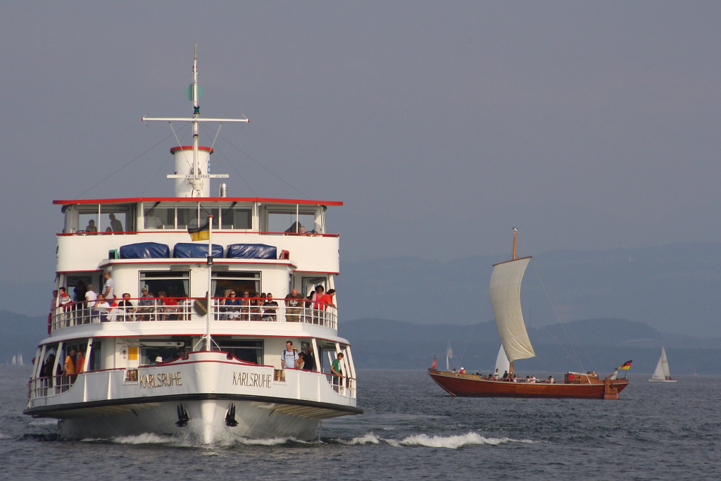 Der Dampfer  Karlsruhe  und ein Segelschiff auf dem Bodensee (11.08.10)