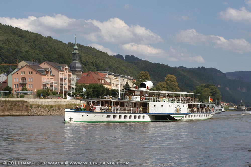 Der Dampfer LEIPZIG verlsst am Nachmittag des 17.07.2011 den derzeitigen Endpunkt im Linienverkehr Bad Schandau.