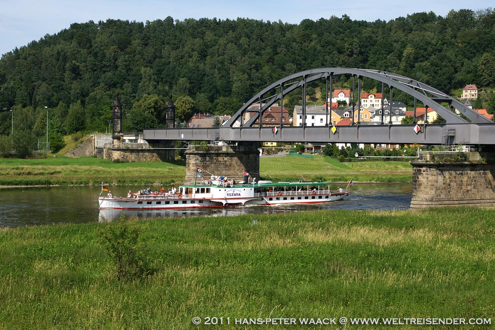 Der Dampfer VLTAVA passiert am 07.07.11 auf dem Weg nach Dresden die Carolabrcke in Bad Schandau. Mehr:http://www.weltreisender.com/dampfer-vltava/