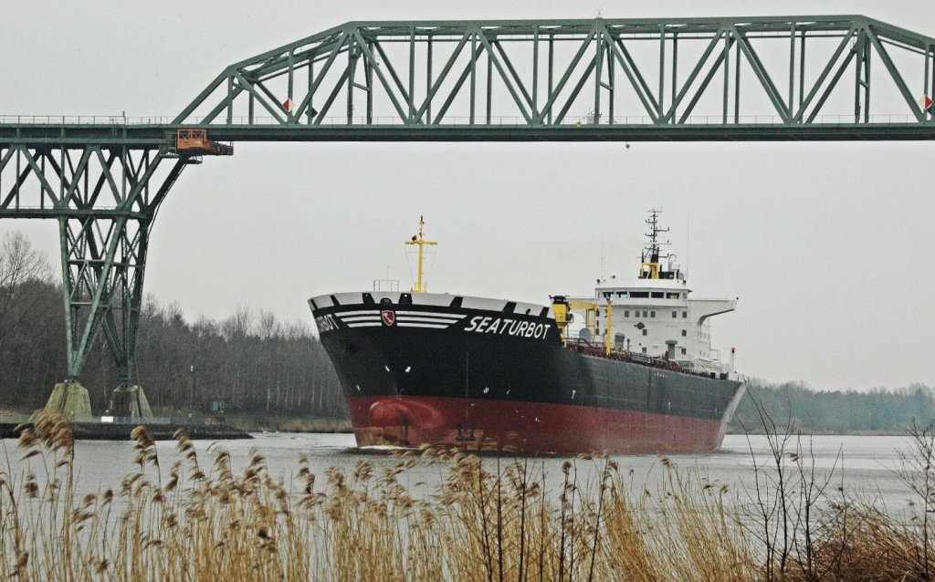 Der Doppelhllen-Tanker  Seaturbot  /Bremen (IMO: 9204764), wurde 2000 in der Lindenau-Werft in Kiel gebaut, ist 177,69 m lang, 28 m breit und hat einen Tiefgang von  11 m. Gesehen am 06.04.2011 an der Eisenbahnhochbrcke bei Hochdonn.