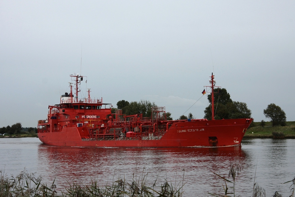 Der Doppelhllentanker  Roland Essberger  (IMO 9020429, Bauj. 1992, Heimathafen Madeira, Flagge Portugal, L 90m, B 14,45m, Tiefg. 6,15m, BRZ 2634GT, Kapazitt 3939m) am 25.09.2010 im Nord-Ostseekanal zwischen Rsterbergen und Breiholz. 