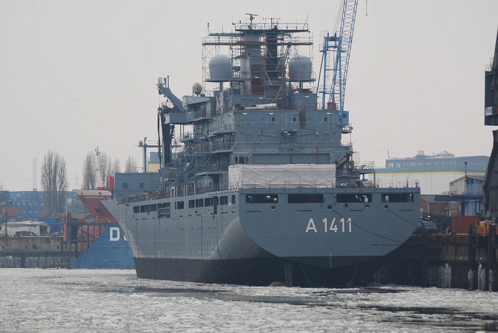 Der Einsatzgruppenversorger A1411 Berlin im Hamburger Hafen.

Technische Daten: * Mae (Lnge/ Breite/ Tiefgang): 174,0m/ 24,0m/ 7,4m
                  * Einsatzverdrngung: cirka 18.000 t
                  * Geschwindigkeit: 20 kn
                  * Leistung: 10.560 kW (14.357 PS)

Bewaffnung:       * 4 x 27 mm Marineleichtgeschtze (MLG)
                  * Fliegerfaust

Ausrstung:       * Marineeinsatzrettungszentrum (MERZ)
                  * 2 SEA KING MK 41

Besatzung:        * 159 Personen (+94)

Aufgenommen am 06.02.07 