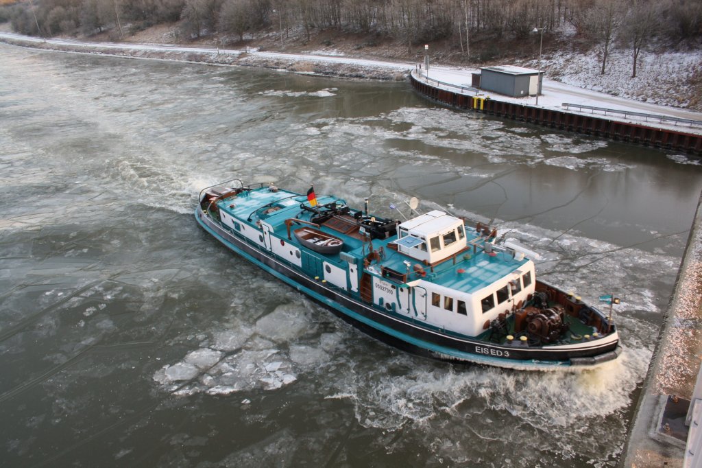 Der Eisbrecher EISED3  aus Berlin bei seiner Arbeit auf dem ESK an der Schleuse Uelzen im Unterwasser am 04.02.2012.