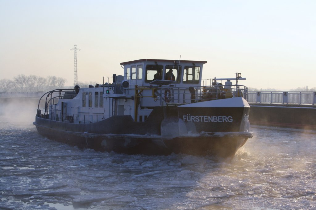 Der Eisbrecher Frstenberg vom WSA Magdeburg auf der Kanalbrcke in Richtung Rothensee am Morgen des 05.02.2012.